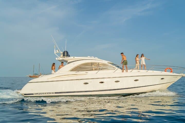 Private luxury yacht tour with snacks and drinks in Barcelona