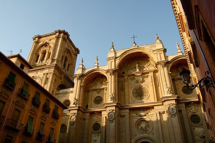 Private Guided Tour to Alhambra with Tickets to City Monuments