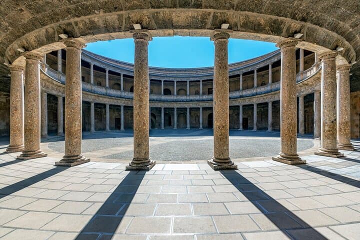 Private Guided Tour to Alhambra with Tickets to City Monuments