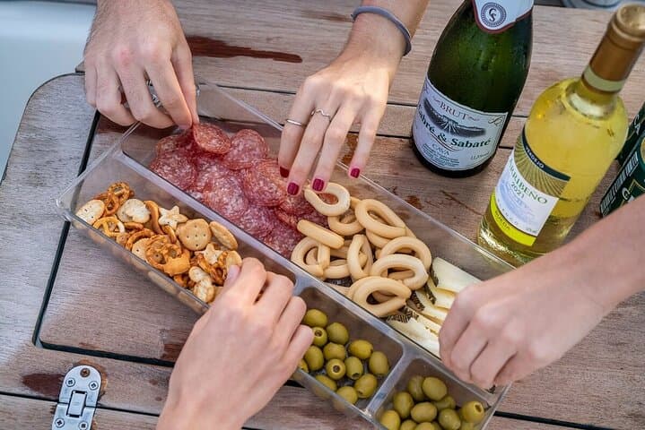 Barcelona: Private Sailing cruise with drinks & snacks
