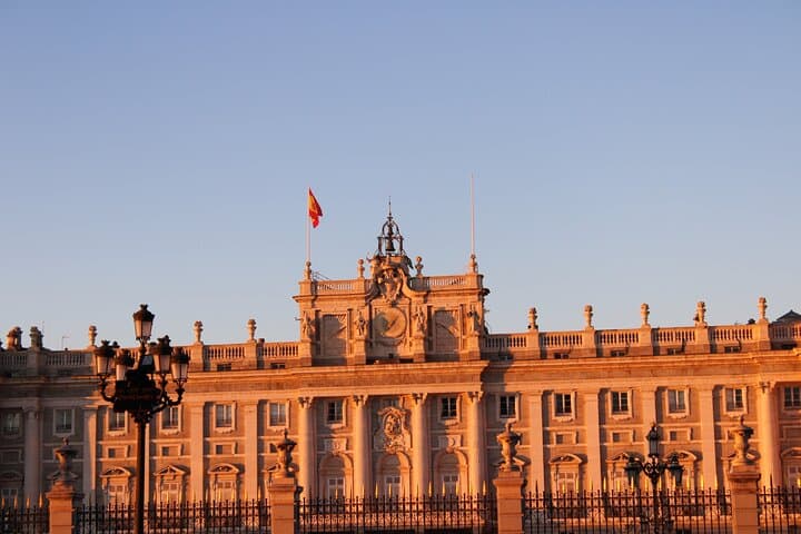 Premium Tour Royal Palace of Madrid : expert guide + no normal queue