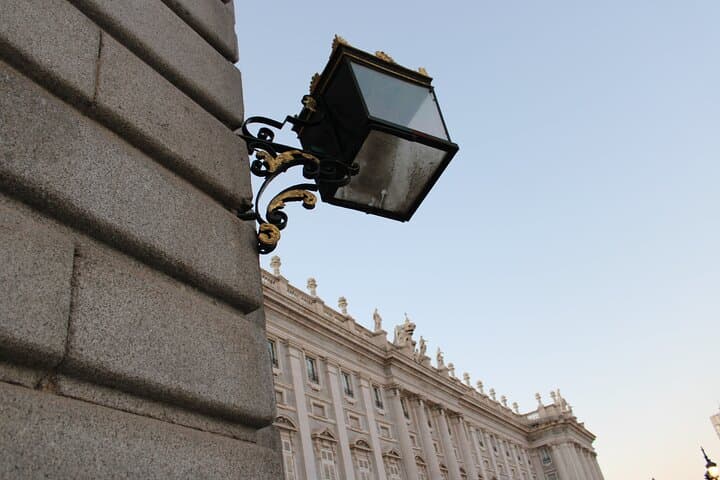 Premium Tour Royal Palace of Madrid : expert guide + no normal queue