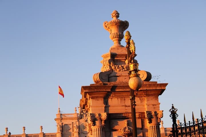 Premium Tour Royal Palace of Madrid : expert guide + no normal queue