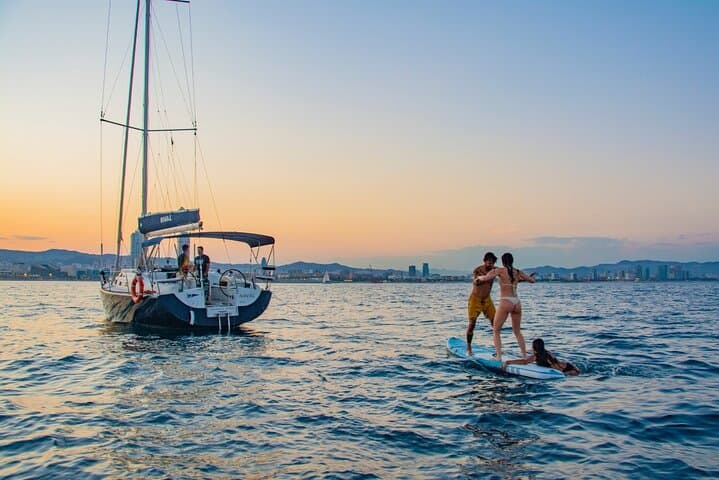 Sunset sailing tour in Barcelona + snacks and free cava