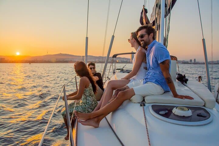 Sunset sailing tour in Barcelona + snacks and free cava