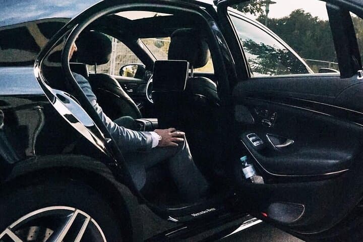 Private Transfer: Barcelona to Airport BCN by Business Car