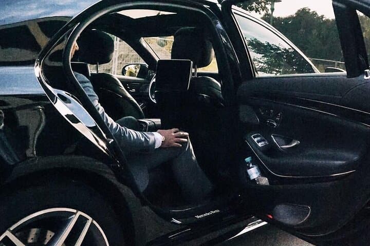 Private Transfer: Airport BCN to Barcelona by Business Car