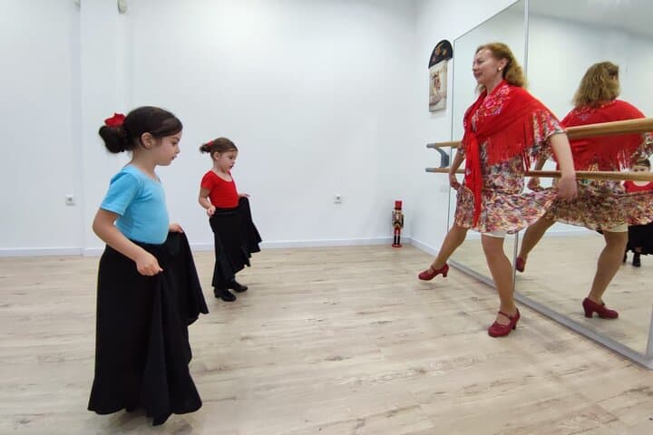 45 minutes flamenco dance class for family in Málaga