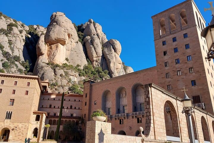 Private Tour in Montserrat 5h