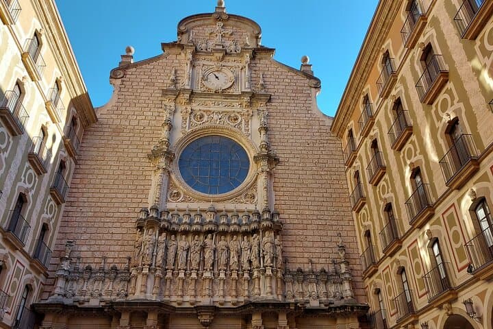 Private Tour in Montserrat 5h