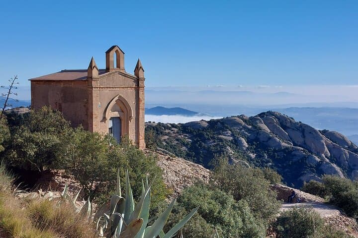 Private Tour in Montserrat 5h