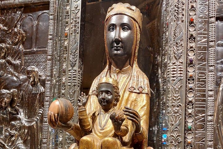 Private Tour in Montserrat 5h