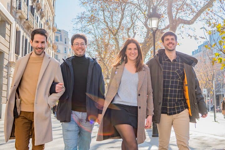 Barcelona: Private photoshoot outside Casa Batlló & Casa Milà