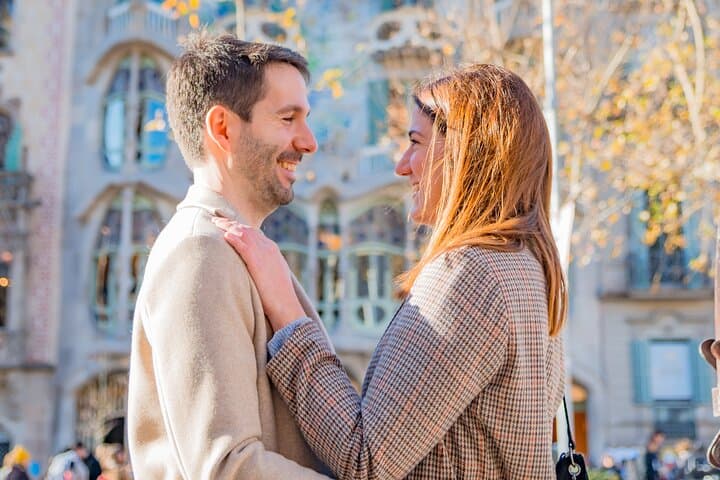 Barcelona: Private photoshoot outside Casa Batlló & Casa Milà