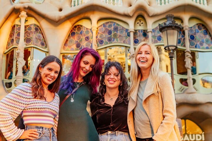 Barcelona: Private photoshoot outside Casa Batlló & Casa Milà