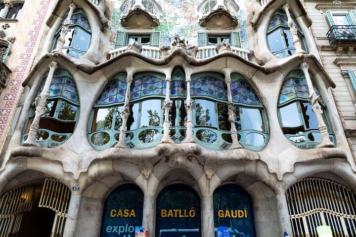 Guided private morning tour of La Pedrera with Casa Batlló ticket