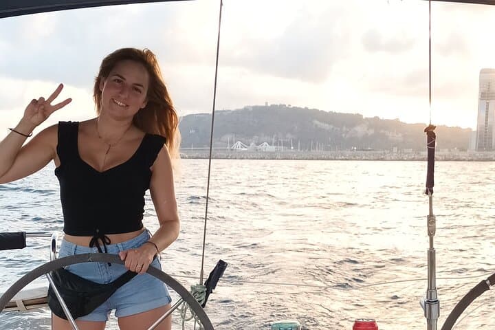 Sunset sailing tour in Barcelona + snacks and free cava