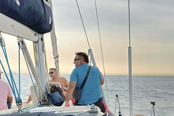 Sunset sailing tour in Barcelona + snacks and free cava