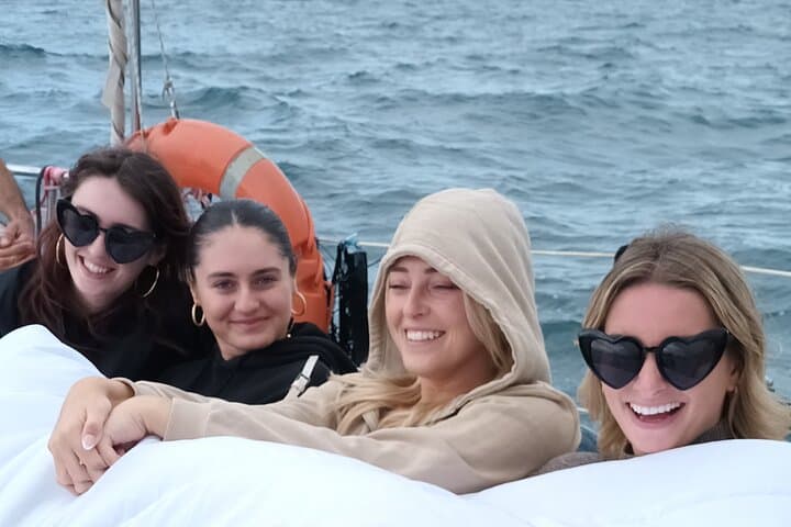 Sunset sailing tour in Barcelona + snacks and free cava
