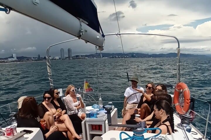 Sunset sailing tour in Barcelona + snacks and free cava