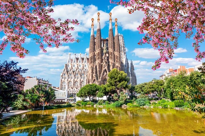 Barcelona: Sagrada Familia Skip the Line Ticket with Audio Guide