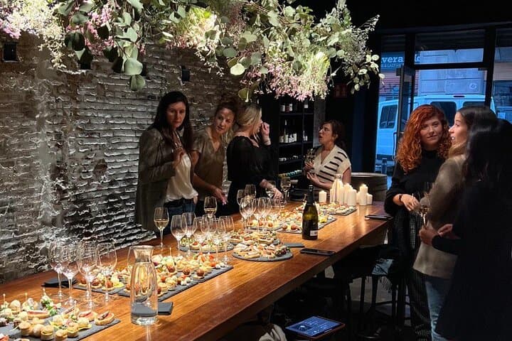 Classic wine tasting in SALUT Wine Studio