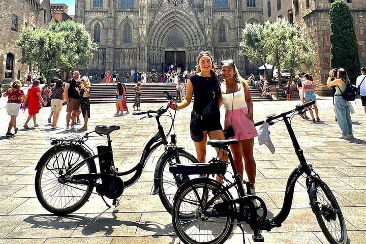 Barcelona Small-Group E-Bike Tour with Iconic Photo Stops