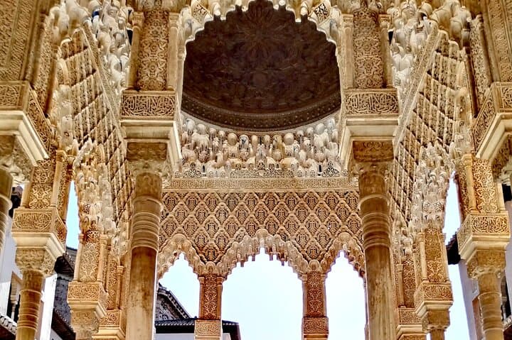 Alhambra Private Tour: Nasrid Palaces and Generalife