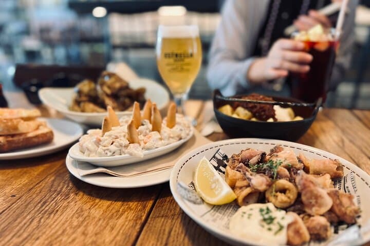 Barcelona Sightseeing by Bike with Photo Shooting and Tapas