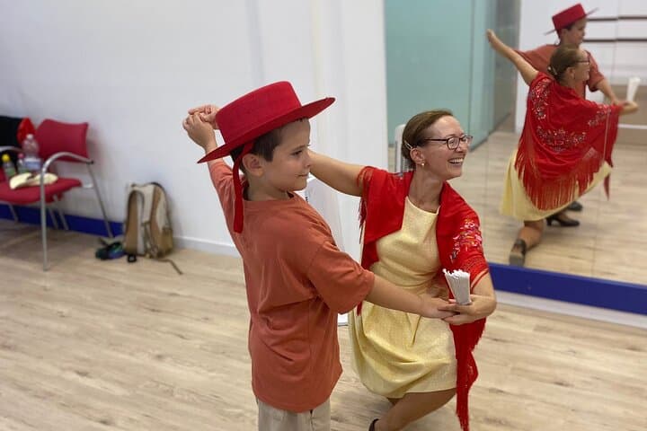 45 minutes flamenco dance class for family in Málaga