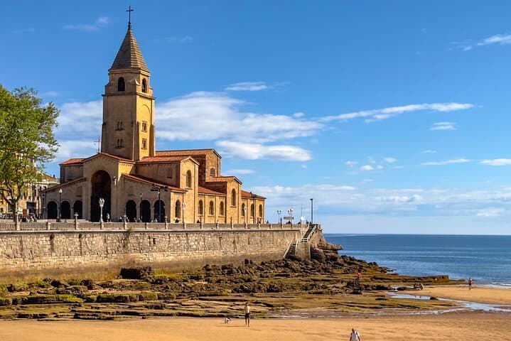 Gijón Self-Guided City Walking Tour & Scavenger Hunt