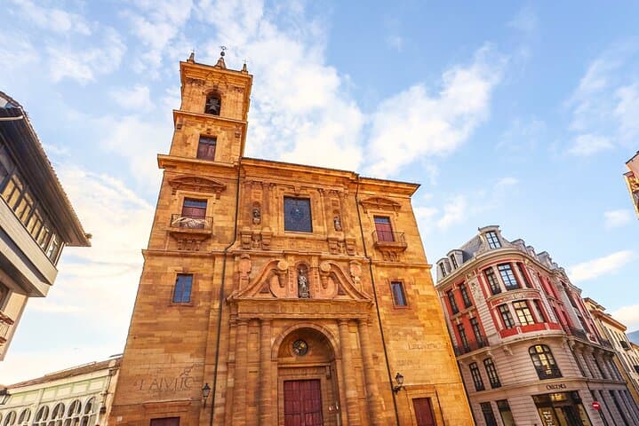 Oviedo Self-Guided City Walking Tour & Scavenger Hunt
