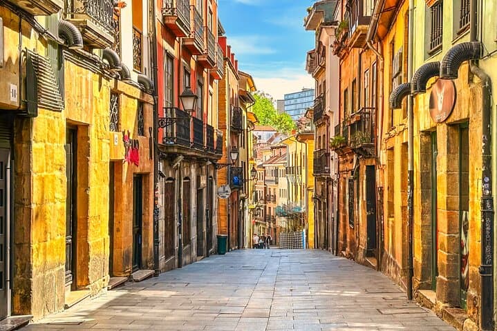 Oviedo Self-Guided City Walking Tour & Scavenger Hunt