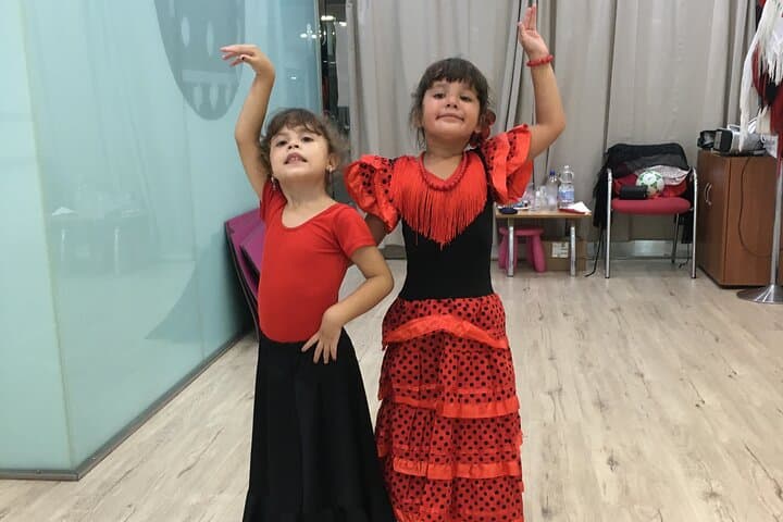 45 minutes flamenco dance class for family in Málaga