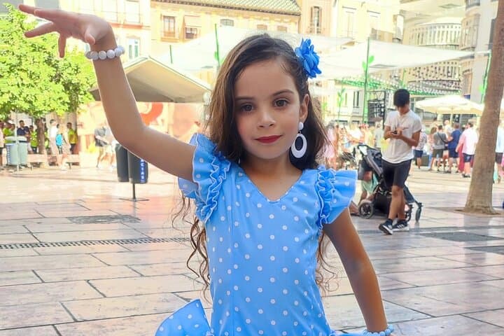 45 minutes flamenco dance class for family in Málaga