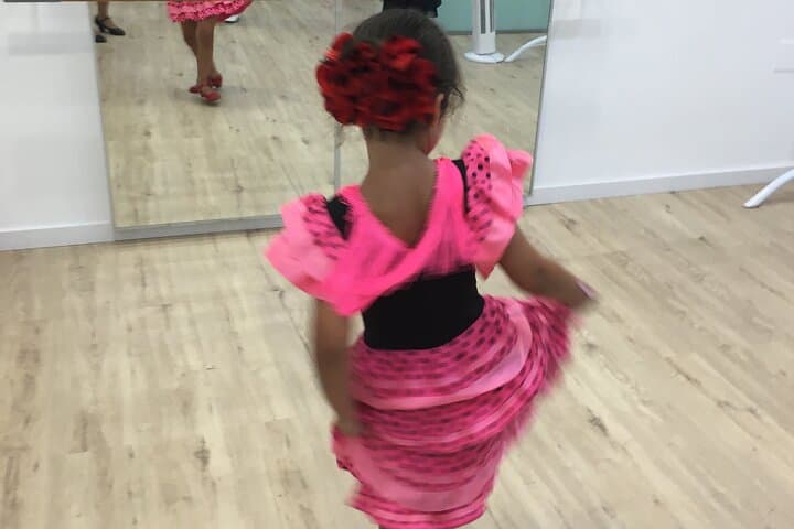45 minutes flamenco dance class for family in Málaga