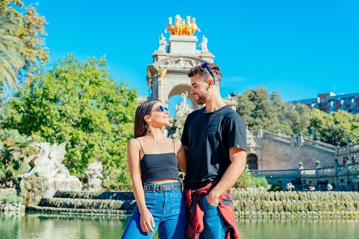 Barcelona: Professional Photoshoot Outside Arc de Triomf