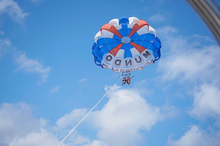 Parasailing desde el puerto de Denia