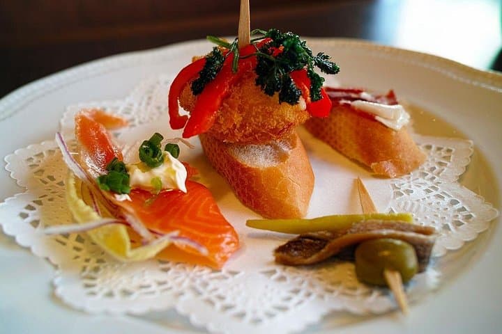 San Sebastian: Private Pintxos Tour with Premium Wines