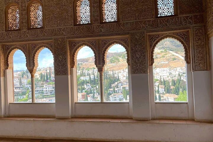 Alhambra and Nasrid Palaces Guided Tour with Tickets
