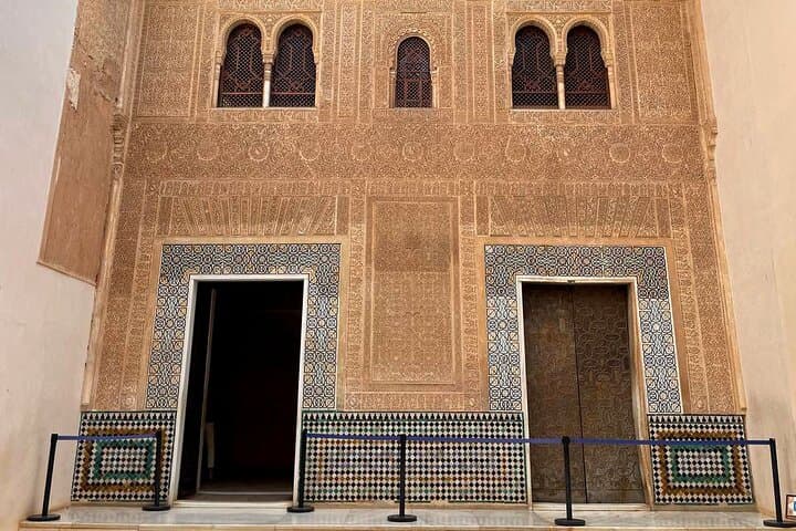 Alhambra and Nasrid Palaces Guided Tour with Tickets
