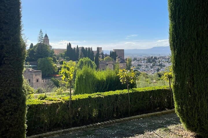 2-Hour Guided Tour of Alhambra Gardens and Alcazaba in Granada