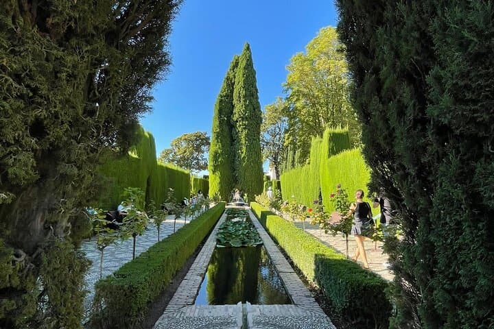 2-Hour Guided Tour of Alhambra Gardens and Alcazaba in Granada