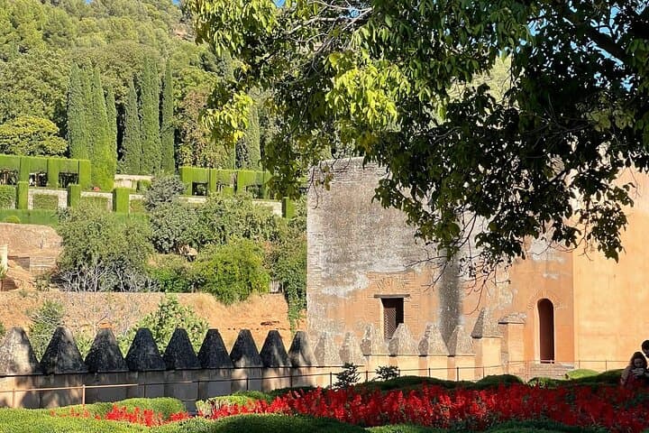 2-Hour Guided Tour of Alhambra Gardens and Alcazaba in Granada