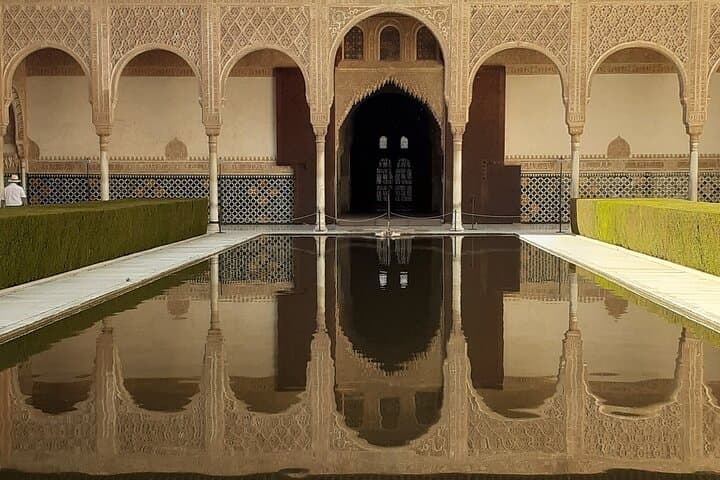 2-Hour Guided Tour of Alhambra Gardens and Alcazaba in Granada