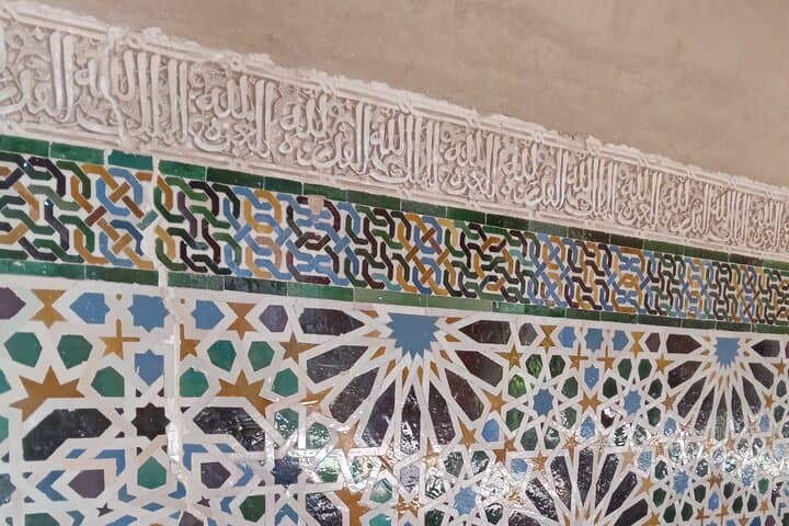 2-Hour Guided Tour of Alhambra Gardens and Alcazaba in Granada