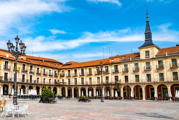 León Self-Guided City Walking Tour & Scavenger Hunt