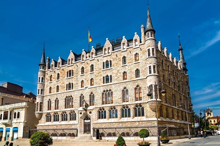 León Self-Guided City Walking Tour & Scavenger Hunt