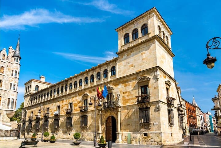 León Self-Guided City Walking Tour & Scavenger Hunt
