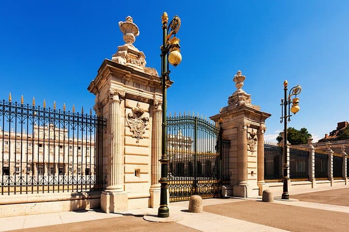 Royal Palace Afternoon Skip The Line & Madrid Historical Tour